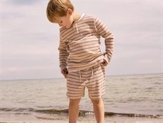 Dreng i Name It shorts med røde og beige striber 13241275 red ochre og matchende bluse